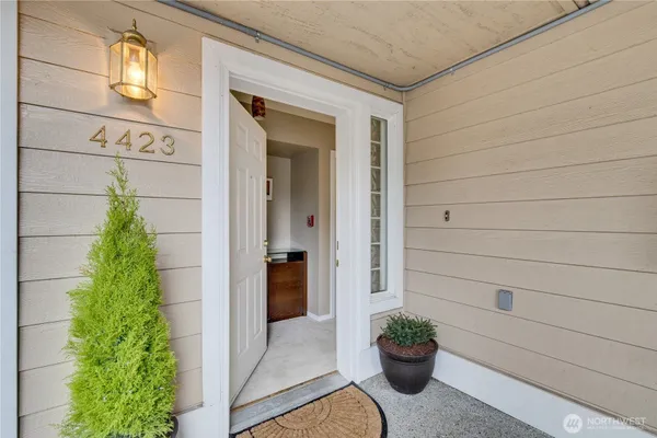 Property Slideshow image 2 of 20 | 4423 providence point pl se # 2628, Issaquah, WA, 98029