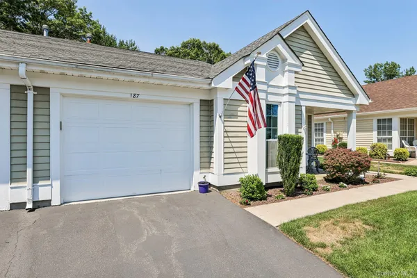 Property Slideshow image 2 of 26 | 187 glen dr, Brookhaven, NY, 11961