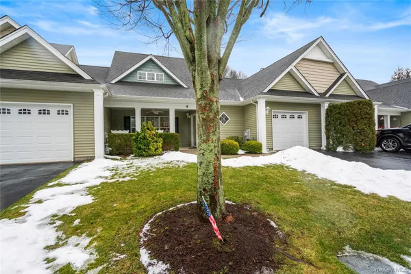 Property Slideshow image 3 of 37 | 5 newcastle ct, Riverhead, NY, 11901