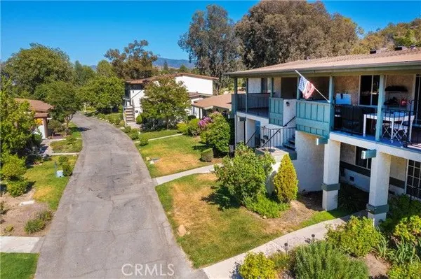 Property Slideshow image 2 of 47 | 26344 oak pln e, Newhall, CA, 91321
