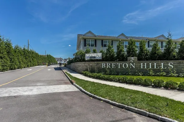 Property Slideshow image 2 of 29 | 710 breton way # 710, Glen Cove, NY, 11542