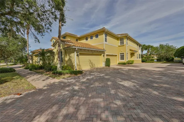 Property Slideshow image 3 of 53 | 1324 emerald dunes dr, Sun City Center, FL, 33573