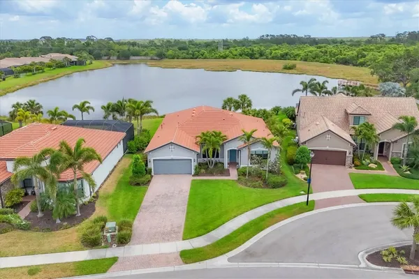 Property Slideshow image 2 of 54 | 5923 snowy egret dr, Sarasota, FL, 34238