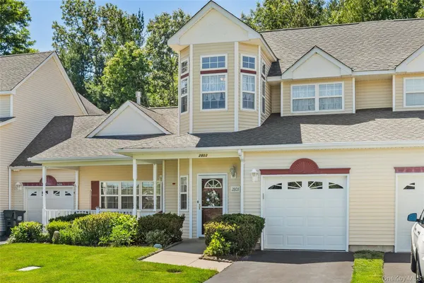 Property Slideshow image 3 of 29 | 2803 pebble beach path, Riverhead, NY, 11901