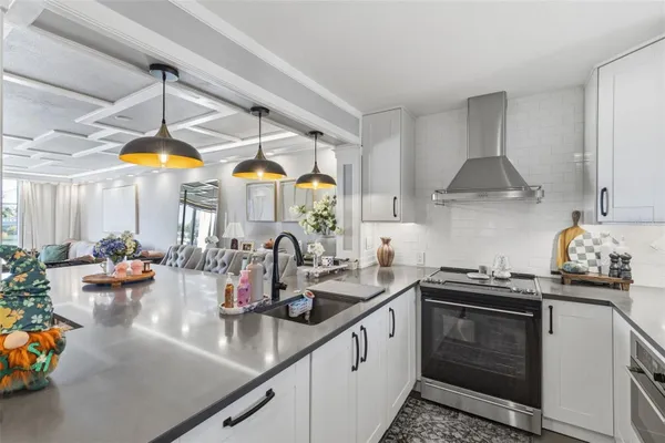 Property Slideshow image 3 of 21 | 7465 bay island dr 115, South Pasadena, FL, 33707