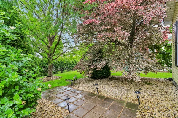 Property Slideshow image 3 of 30 | 227 rodeo dr, Grayslake, IL, 60030