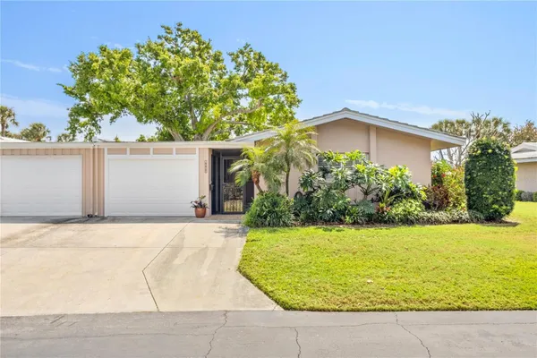 Property Slideshow image 2 of 35 | 3328 dartmouth ln 1012, Sarasota, FL, 34239