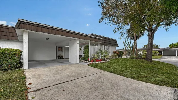 Property Slideshow image 2 of 30 | 3904 ashwood ln 64, Sarasota, FL, 34232