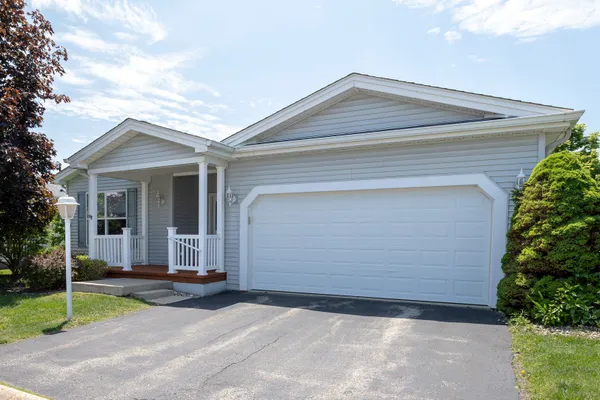 Property Slideshow image 2 of 31 | 212 rodeo dr 2179, Grayslake, IL, 60030