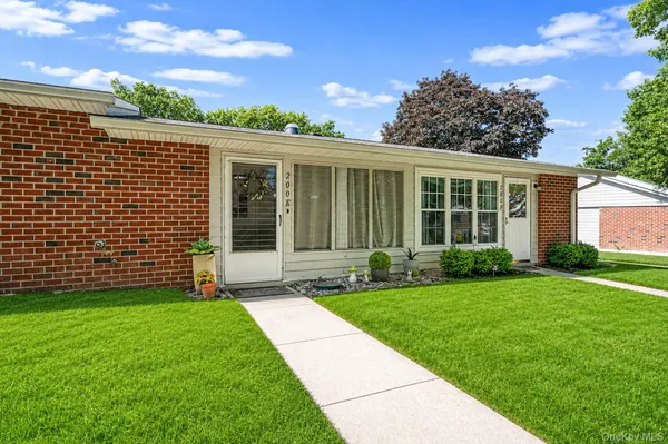 Property Slideshow image 3 of 20 | 200 newcastle ct e, Brookhaven, NY, 11961