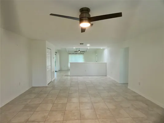 Property Slideshow image 3 of 23 | 4001 oakhurst dr 3119, Sarasota, FL, 34233
