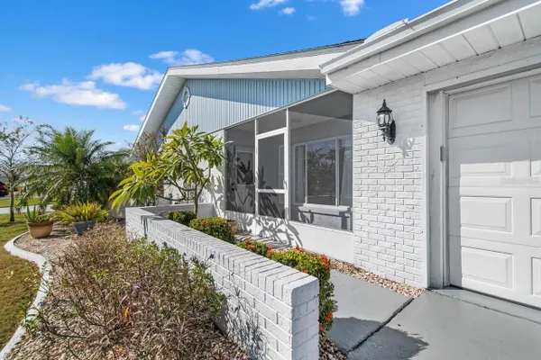 Property Slideshow image 2 of 24 | 910 bluewater dr, Sun City Center, FL, 33573