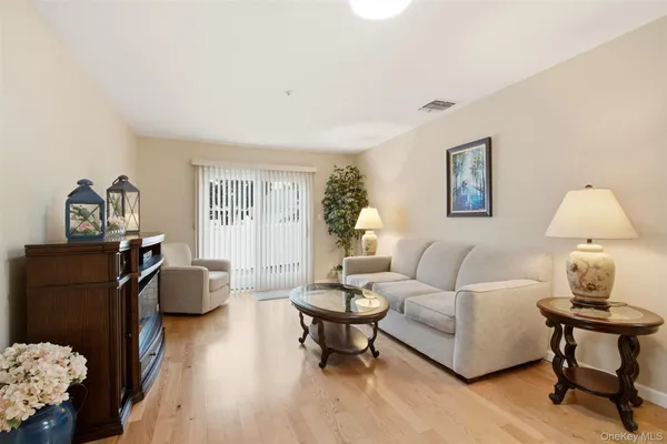 Property Slideshow image 3 of 30 | 606 flair ct, Smithtown, NY, 11780