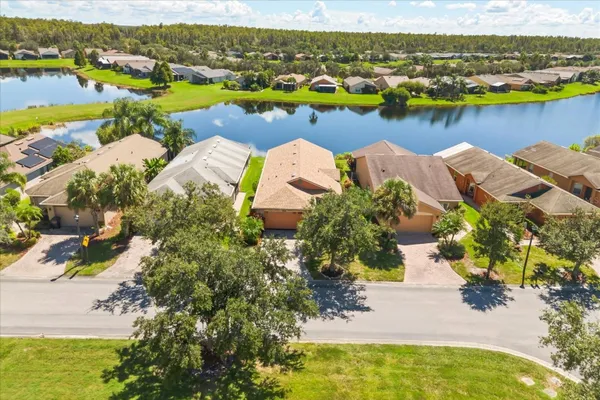 Property Slideshow image 2 of 27 | 189 grand canal dr, Kissimmee, FL, 34759