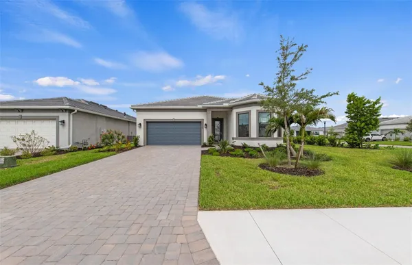 Property Slideshow image 2 of 34 | 5006 golden shore ct, Lakewood Ranch, FL, 34211
