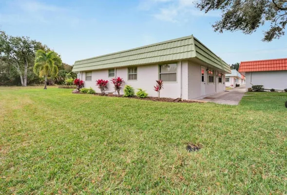 Property Slideshow image 3 of 19 | 1802 bedford ln 1, Sun City Center, FL, 33573