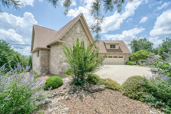 Property Slideshow image 3 of 81 | 61 bluff view ct, Crossville, TN, 38558