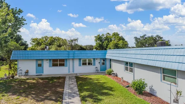 Property Slideshow image 2 of 43 | 302 andover pl 167, Sun City Center, FL, 33573
