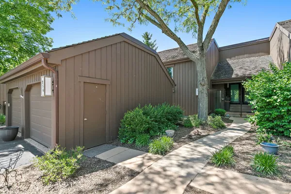 Property Slideshow image 2 of 36 | 256 thornhill ln c, Lake Barrington, IL, 60010