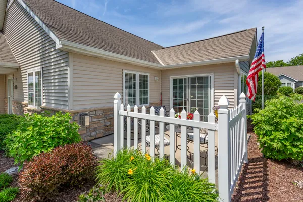 Property Slideshow image 2 of 34 | 2035 somerset ln 2035, Sycamore, IL, 60178