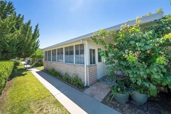 Property Slideshow image 2 of 27 | 26742 whispering leaves unit b b, Newhall, CA, 91321