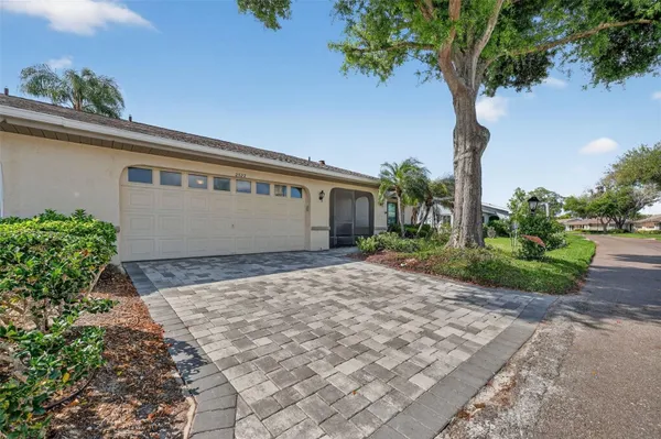 Property Slideshow image 2 of 29 | 2322 lancaster dr, Sun City Center, FL, 33573