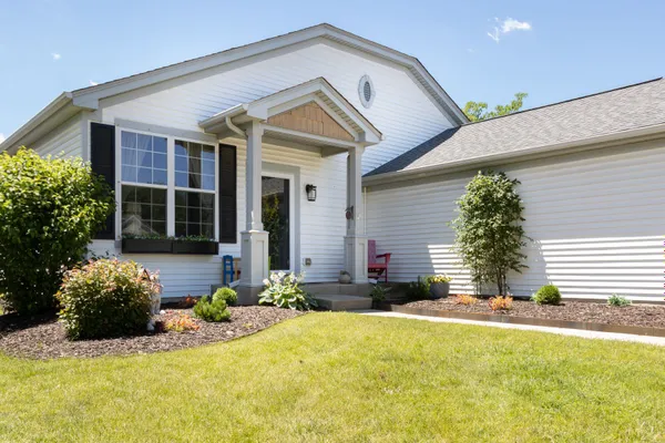 Property Slideshow image 2 of 19 | 13173 stonebridge ln, Huntley, IL, 60142