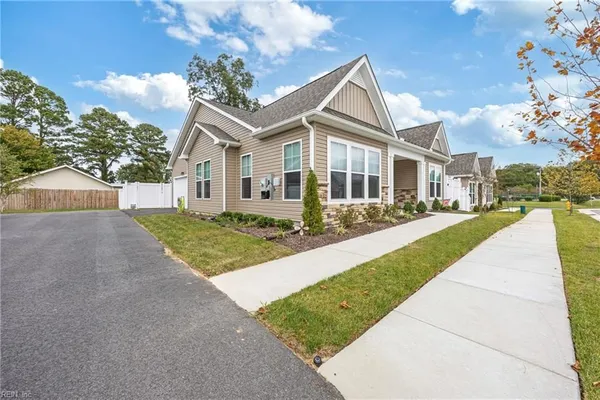 Property Slideshow image 2 of 39 | 221 richmond ave, Smithfield, VA, 23430