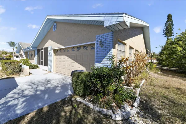 Property Slideshow image 3 of 31 | 2121 meadowlark ln, Sun City Center, FL, 33573