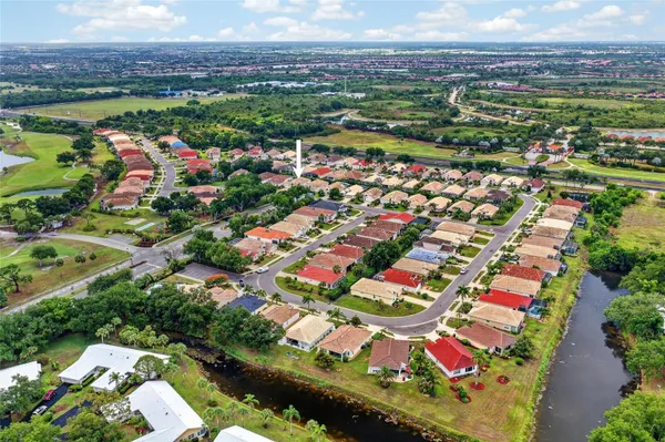Property Slideshow image 2 of 38 | 318 langholm dr, Venice, FL, 34293