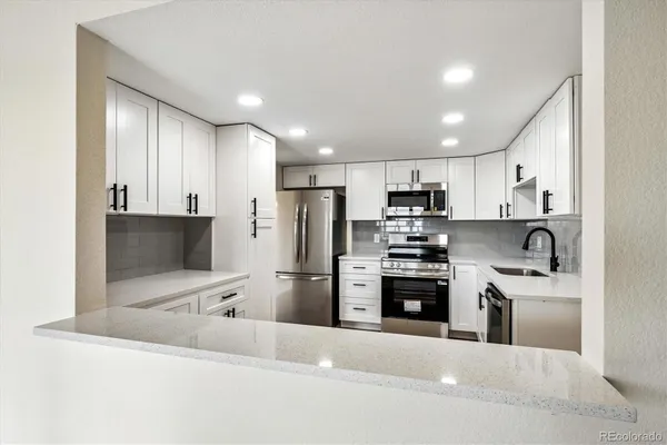 Property Slideshow image 3 of 21 | 13850 e marina dr apt 401, Aurora, CO, 80014
