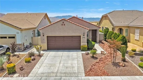 Property Slideshow image 3 of 51 | 19459 maple crk, Apple Valley, CA, 92308