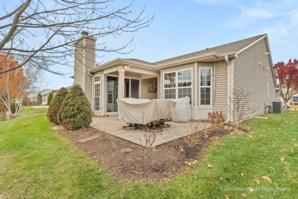 Property Slideshow image 3 of 24 | 647 tuscan vw, Elgin, IL, 60124