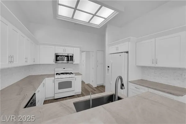 Property Slideshow image 2 of 35 | 10144 hunter springs dr, Las Vegas, NV, 89134