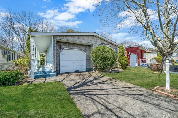 Property Slideshow image 3 of 31 | 191 village cir, Brookhaven, NY, 11949