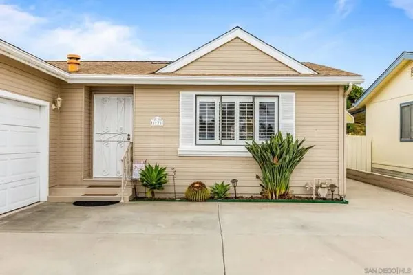 Property Slideshow image 3 of 28 | 1171 via santa paulo, Vista, CA, 92081
