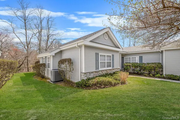 Property Slideshow image 3 of 36 | 485 woodscreek ct, Brookhaven, NY, 11955