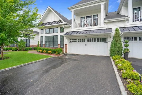 Property Slideshow image 2 of 40 | 82101 spruce pond cir, Oyster Bay, NY, 11803