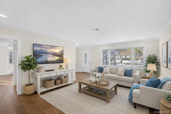 Property Slideshow image 2 of 11 | 190 edinburgh dr, Brookhaven, NY, 11961