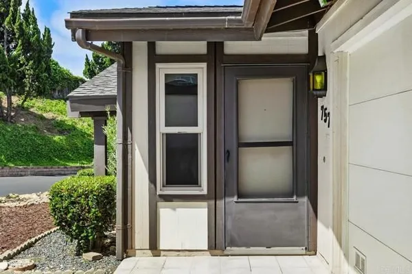 Property Slideshow image 3 of 39 | 757 nob cir, Vista, CA, 92084
