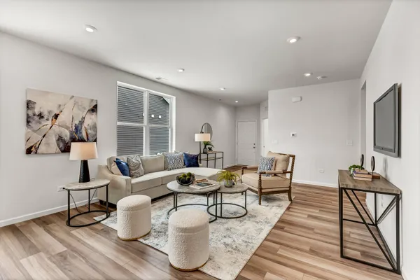 Property Slideshow image 2 of 12 | 2811 spring cir, Lindenhurst, IL, 60046