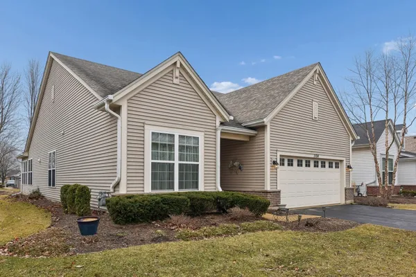 Property Slideshow image 2 of 34 | 1104 heathrow ln, Aurora, IL, 60502