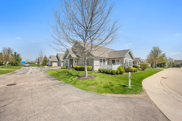Property Slideshow image 3 of 44 | 2105 waterbury ln 2105, Sycamore, IL, 60178