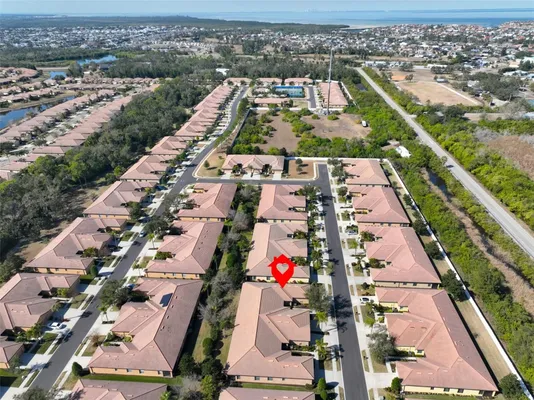 Property Slideshow image 3 of 76 | 332 bluewater falls ct, Apollo Beach, FL, 33572