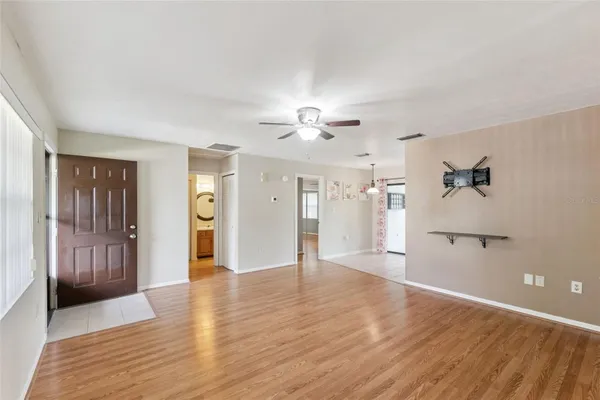 Property Slideshow image 3 of 33 | 12418 orangewood cir, Tavares, FL, 32778