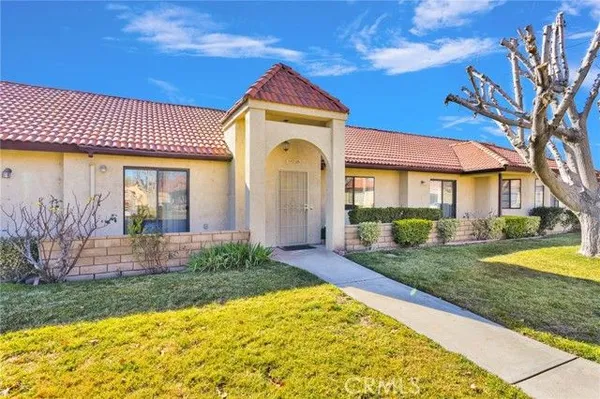 Property Slideshow image 2 of 31 | 19228 cottonwood dr, Apple Valley, CA, 92308