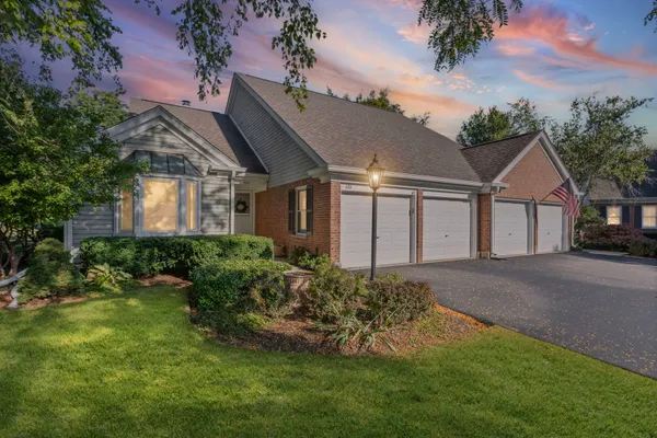 Property Slideshow image 2 of 6 | 688 glasgow ln, Prospect Heights, IL, 60070