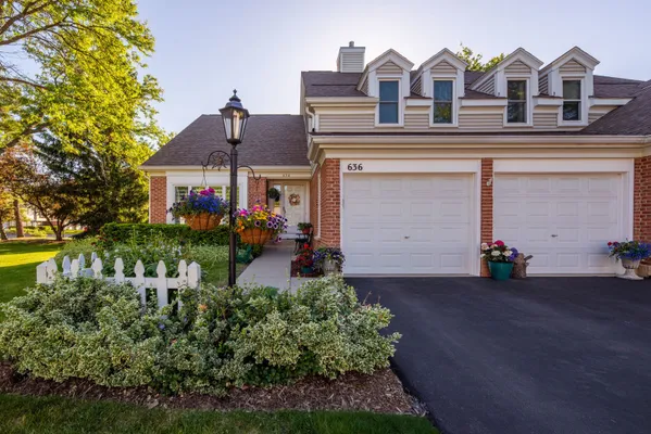 Property Slideshow image 2 of 27 | 636 stirling ln k, Prospect Heights, IL, 60070