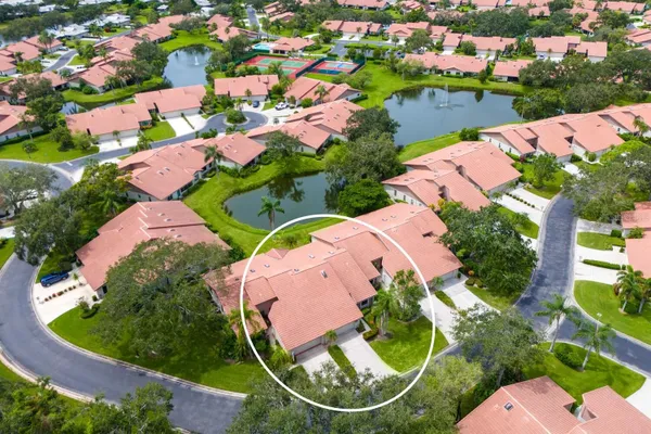 Property Slideshow image 3 of 49 | 4033 wilshire cir 139, Sarasota, FL, 34238