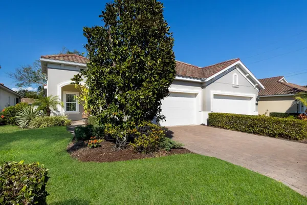 Property Slideshow image 2 of 30 | 7108 playa bella dr, Bradenton, FL, 34209